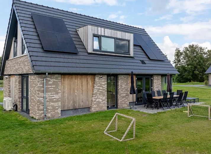 Ruime woonkamer in Aelderholt 10-persoons bungalow, Aalden, Drenthe met comfortabele zitplekken.