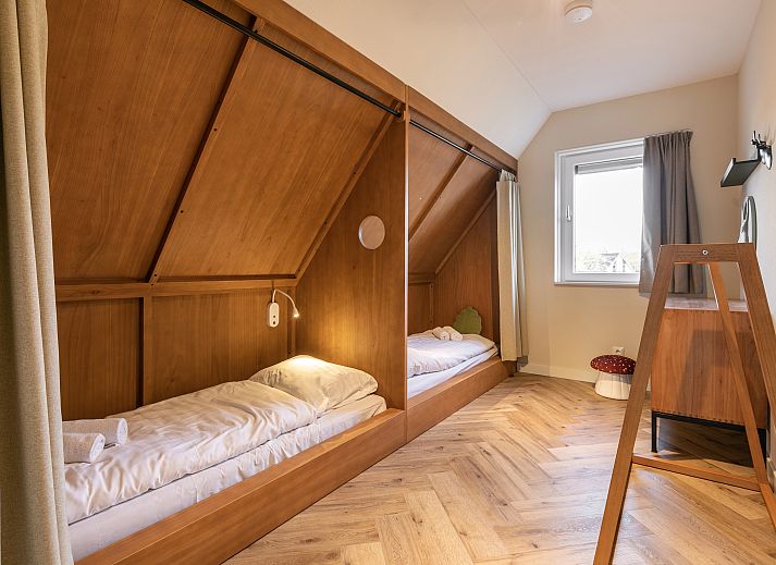 Geraeumiges Esszimmer mit Aussicht im 8-Betten-Kinderheim Aelderholt, Aalden, Drenthe.