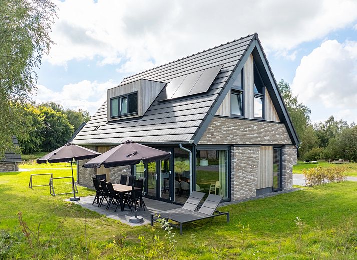 Gemuetliche Sitzecke mit Wein im 8-Bett-Kinderheim Aelderholt, Aalden, Drenthe.