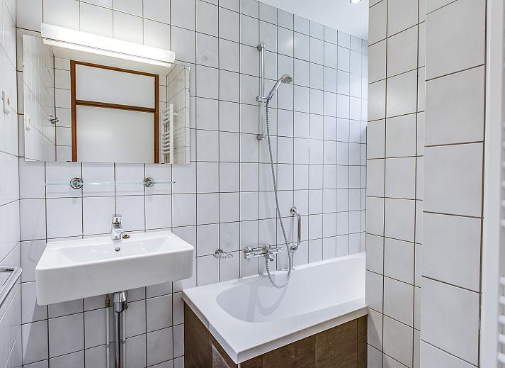 Terras met zitgelegenheid bij Aelderholt 8-persoons vakantiehuis in Aalden, Drenthe.