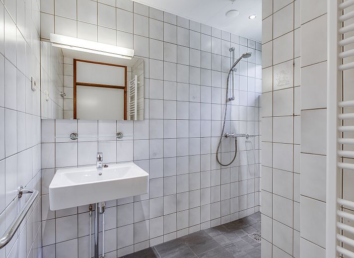 Terras met zitgelegenheid bij Aelderholt 8-persoons vakantiehuis in Aalden, Drenthe.