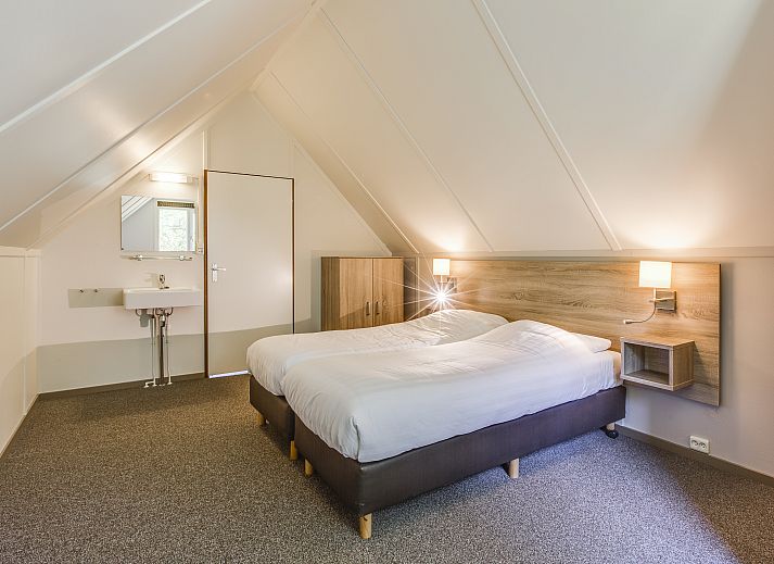 Terras met zitgelegenheid bij Aelderholt 8-persoons vakantiehuis in Aalden, Drenthe.