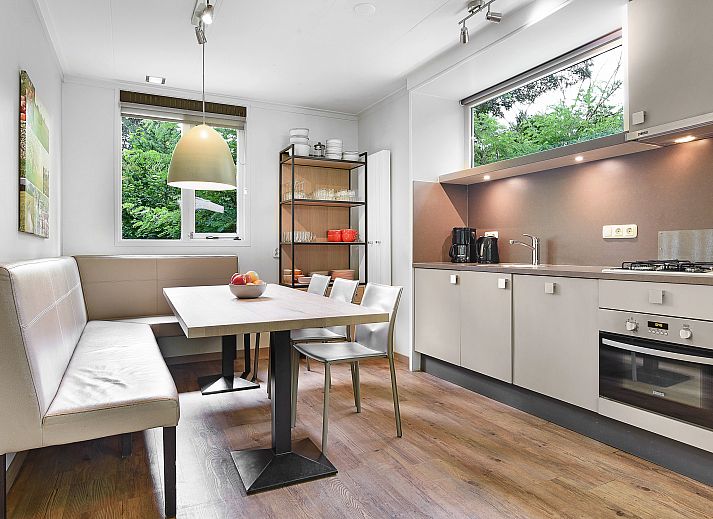 Gezellige woonkamer in Aelderholt 8C bungalow met open haard in Zuidoost Drenthe.