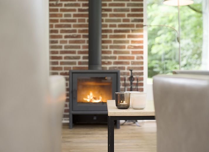 Gezellige woonkamer in Aelderholt 8C bungalow met open haard in Zuidoost Drenthe.