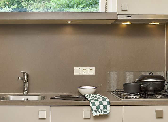 Moderne keuken in Aelderholt 8-persoons bungalow in Aalden, perfect voor families.