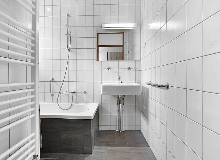 Eetkamer in Aelderholt bungalow met uitzicht op groene omgeving in Drenthe.