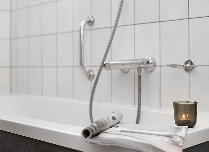 Eetkamer in Aelderholt bungalow met uitzicht op groene omgeving in Drenthe.