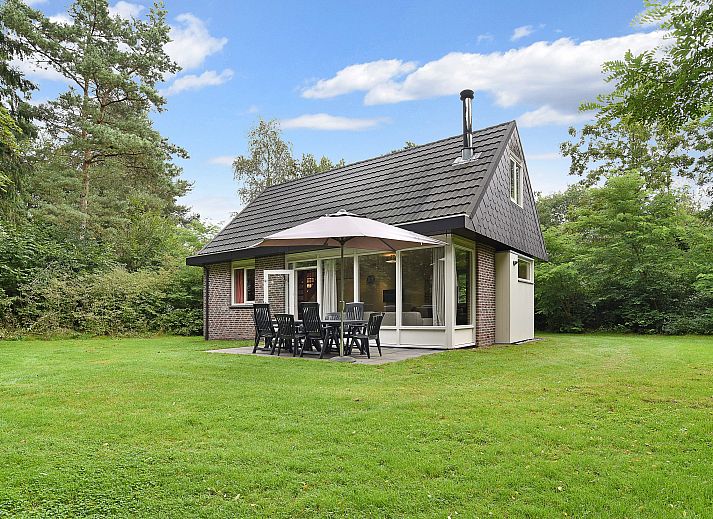 Eetkamer in Aelderholt bungalow met uitzicht op groene omgeving in Drenthe.