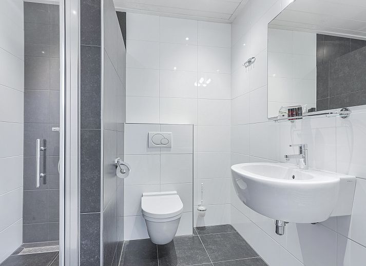 Stijlvolle slaapkamer in Aelderholt 10-persoons bungalow in Aalden, Drenthe, met tweepersoonsbed.