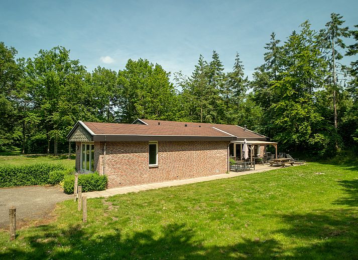 Stijlvolle slaapkamer in Aelderholt 10-persoons bungalow in Aalden, Drenthe, met tweepersoonsbed.