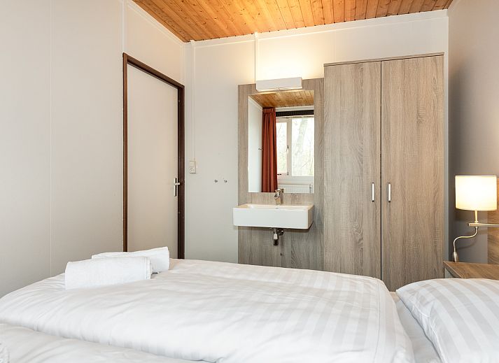 Eetkamer van Aelderholt bungalow in Aalden, Drenthe met uitzicht op de natuur.