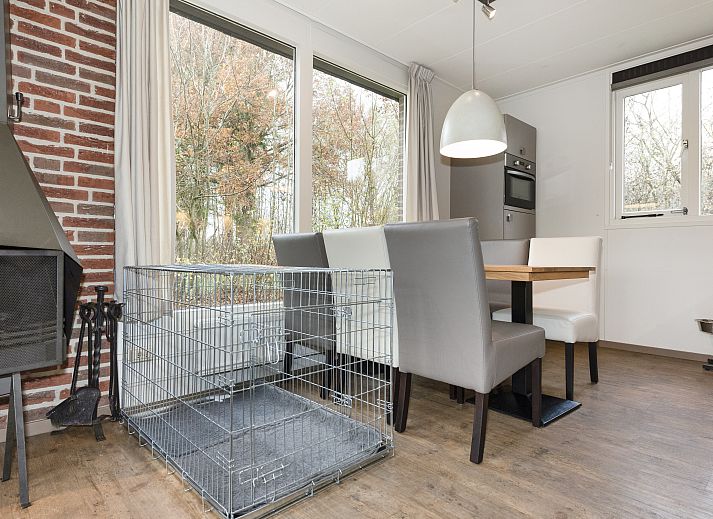 Eetkamer van Aelderholt bungalow in Aalden, Drenthe met uitzicht op de natuur.