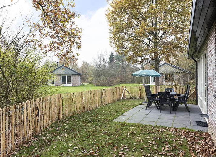 Gezellige woonkamer met open haard in Aelderholt 6-persoons bungalow, Aalden, Drenthe.