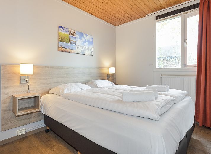 Gezellige woonkamer met open haard in Aelderholt 6-persoons bungalow, Aalden, Drenthe.