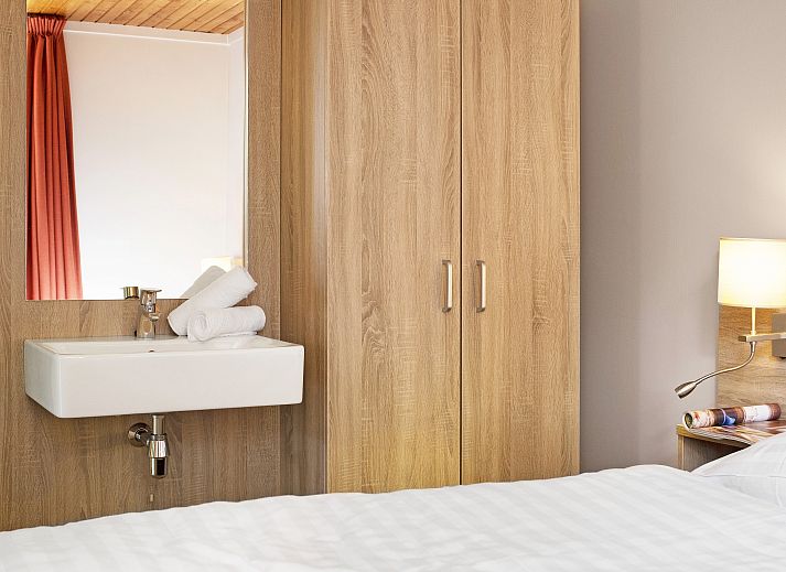 Zithoek met open haard in Aelderholt bungalow, ideaal voor ontspannen in Drenthe.