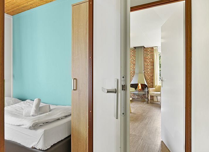 Zithoek met open haard in Aelderholt bungalow, ideaal voor ontspannen in Drenthe.