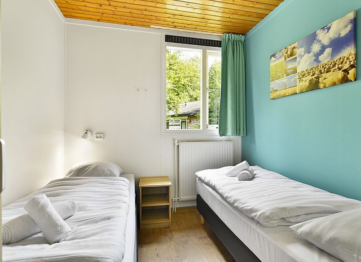 Interieur van Aelderholt bungalow met moderne zitruimte en open haard in Drenthe.