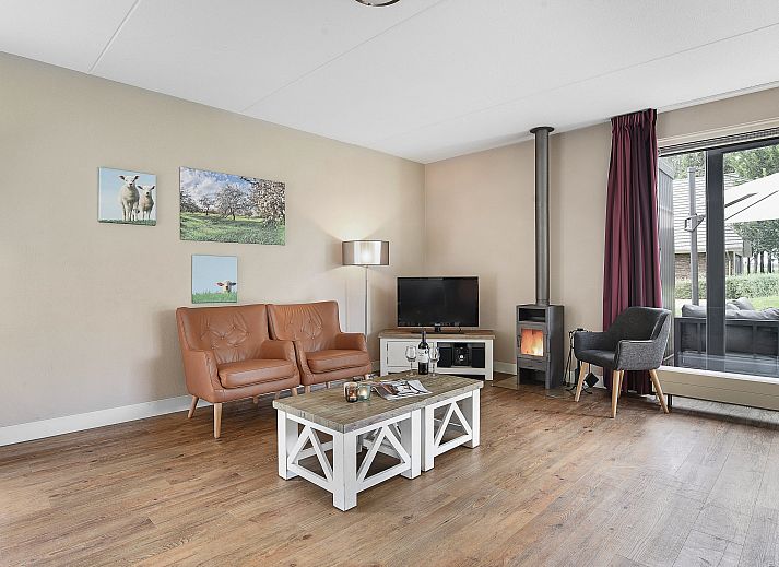 Modernes Wohnzimmer von Aelderholt Bungalow 10EL1 in Suedost-Drenthe.