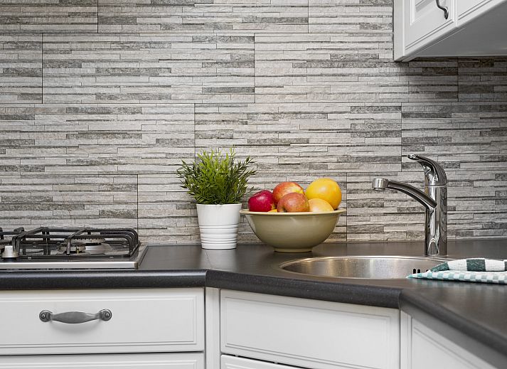 Gemuetliche Sitzecke im Aelderholt Ferienhaus 10EL1, Aalden, mit viel Tageslicht.