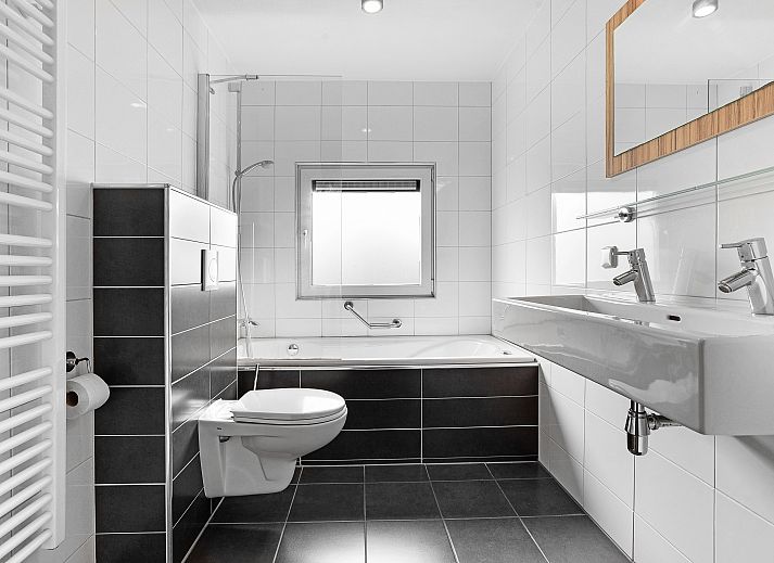 Gemuetliche Sitzecke mit Holzofen im 10-Bett-Bungalow Aelderholt, Drenthe.