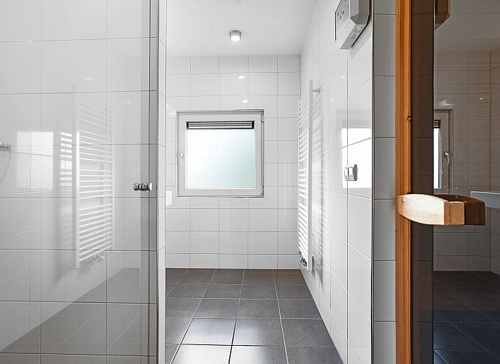 Gemuetliche Sitzecke mit Holzofen im 10-Bett-Bungalow Aelderholt, Drenthe.