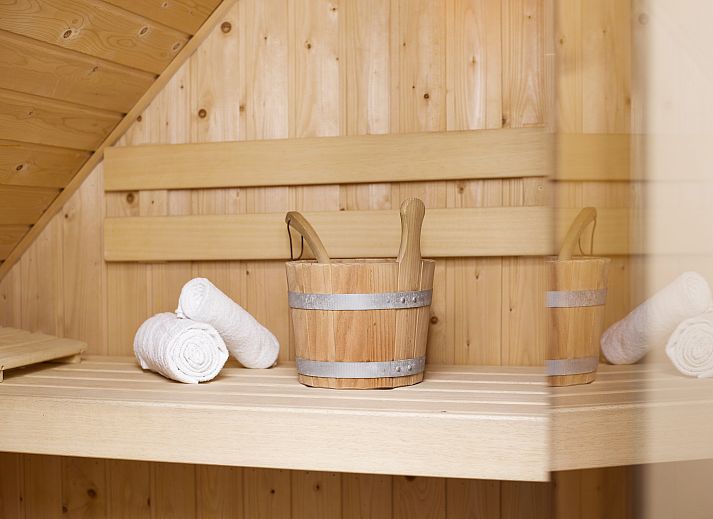 Gemuetliche Sitzecke mit Holzofen im 10-Bett-Bungalow Aelderholt, Drenthe.