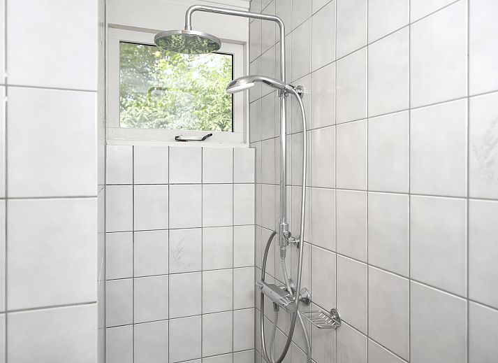 Lichte woonkamer in Aelderholt 2-persoons bungalow 2C in Aalden met toegang tot terras.