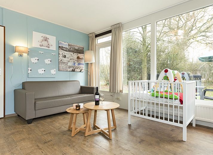 Kinderkamer in Aelderholt 4-persoons babybungalow 4CN, Aalden, met wieg en schommelstoel.