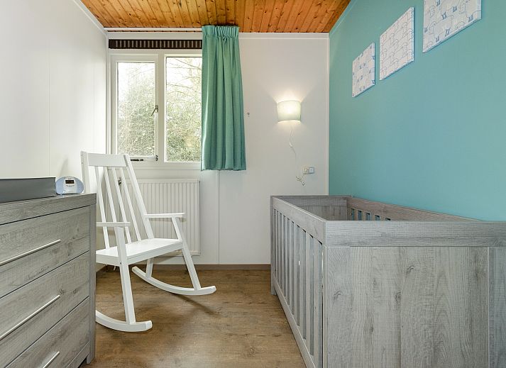 Kinderkamer in Aelderholt 4-persoons babybungalow 4CN, Aalden, met wieg en schommelstoel.
