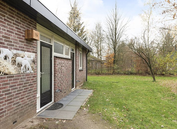 Kinderkamer in Aelderholt 4-persoons babybungalow 4CN, Aalden, met wieg en schommelstoel.