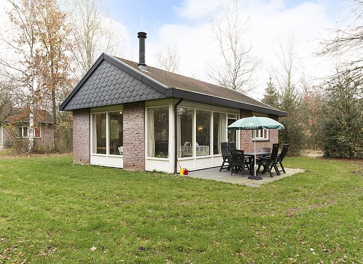 Buitenzijde van Aelderholt 4-persoons babybungalow 4CN in Aalden, met terras en groene omgeving.