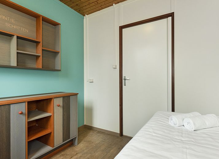 Buitenzijde van Aelderholt 4-persoons babybungalow 4CN in Aalden, met terras en groene omgeving.