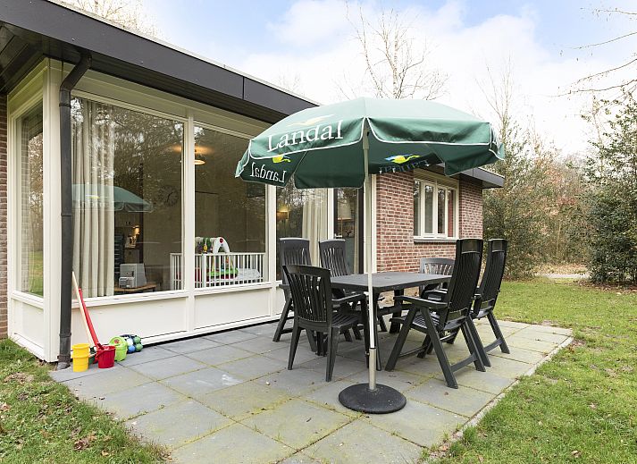 Buitenzijde van Aelderholt 4-persoons babybungalow 4CN in Aalden, met terras en groene omgeving.