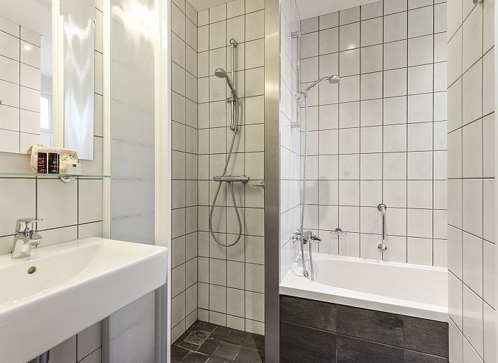 Buitenzijde van Aelderholt 4-persoons babybungalow 4CN in Aalden, met terras en groene omgeving.