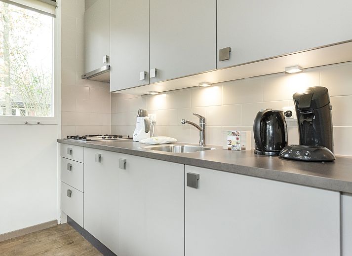 Omheinde tuin van Aelderholt 4-persoons babybungalow 4CN in Aalden, ideaal voor kinderen.