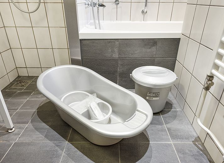 Badkamer met babybadje in Aelderholt 4-persoons babybungalow 4CN, Aalden, Drenthe.