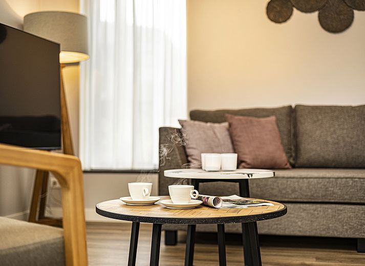 Das Ferienhaus PUUR Exloo in Exloo, Drenthe, bietet eine idyllische Aussicht mit Terrasse und gruener Umgebung.