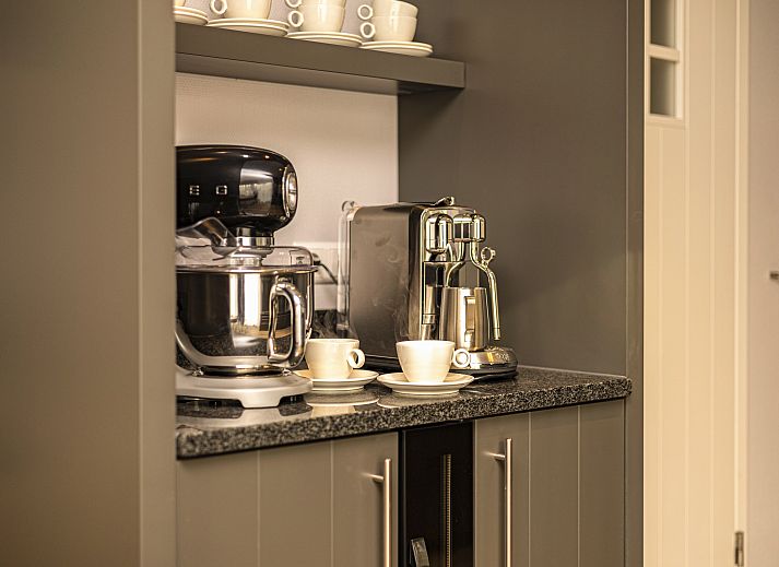 Das Ferienhaus PUUR Exloo in Exloo, Drenthe, bietet eine idyllische Aussicht mit Terrasse und gruener Umgebung.