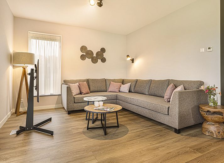 Gemuetlicher Innenbereich des Ferienhauses PUUR Exloo in Exloo, Drenthe, mit moderner Kueche und Essbereich.