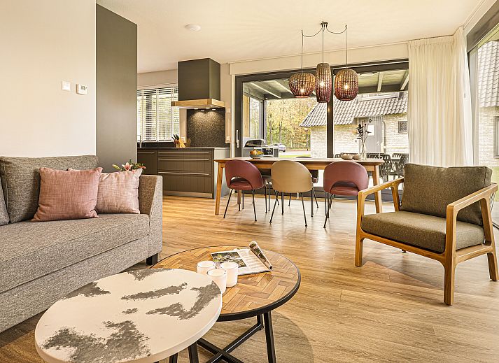 Gemuetlicher Innenbereich des Ferienhauses PUUR Exloo in Exloo, Drenthe, mit moderner Kueche und Essbereich.