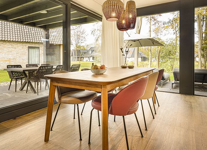 Gemuetlicher Innenbereich des Ferienhauses PUUR Exloo in Exloo, Drenthe, mit moderner Kueche und Essbereich.