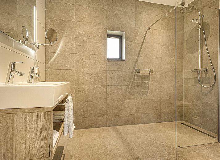 Gemuetliches Wohnzimmer im Ferienhaus PUUR Exloo, Exloo, Drenthe, ideal fuer entspannte Abende.