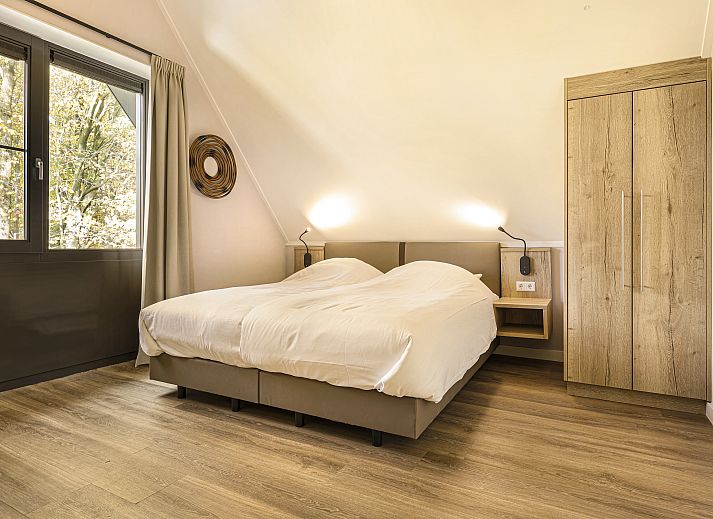 Gemuetliches Wohnzimmer im Ferienhaus PUUR Exloo, Exloo, Drenthe, ideal fuer entspannte Abende.