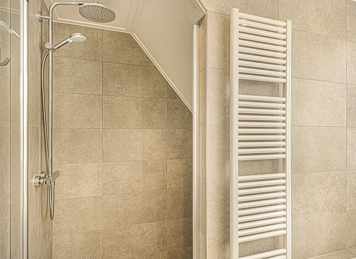 Stilvolle Sitzecke im Ferienhaus PUUR Exloo, Exloo, Drenthe, mit Kaffee und Lesestoff.