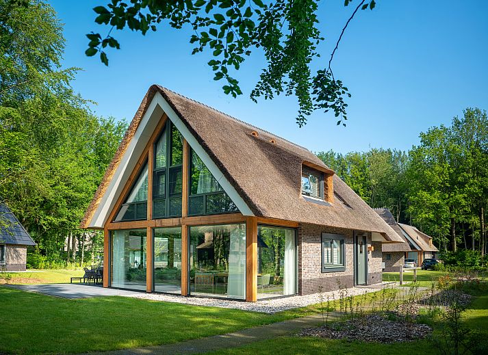 PUUR Exloo vakantiehuis in Zuidoost Drenthe met moderne architectuur en rieten dak.