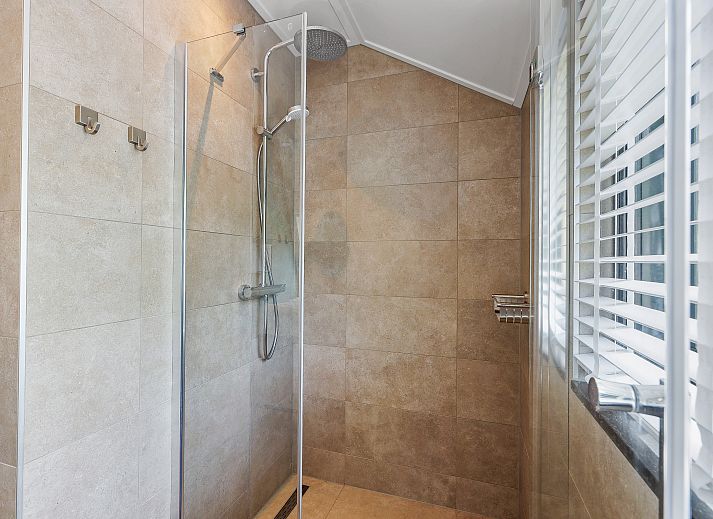 Gezellige zithoek in PUUR Exloo vakantiehuis met uitzicht op de natuur in Exloo.