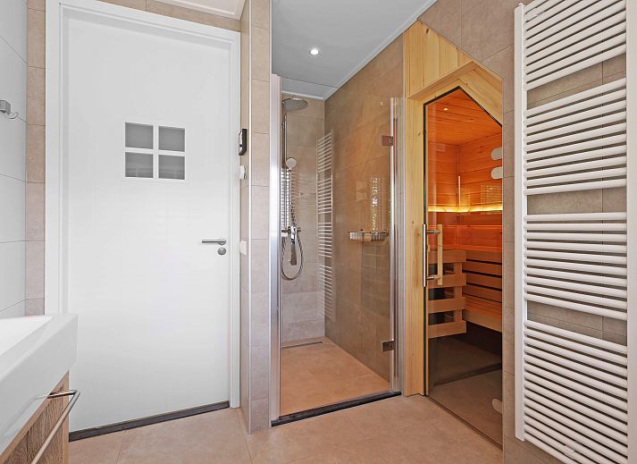 Gezellige zithoek in PUUR Exloo vakantiehuis met uitzicht op de natuur in Exloo.