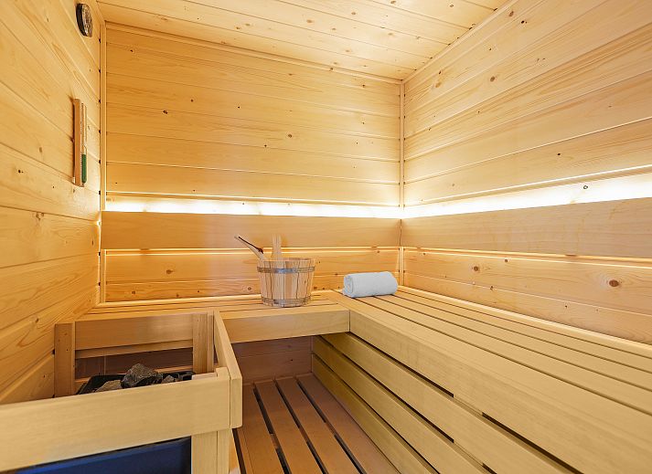 Gezellige zithoek in PUUR Exloo vakantiehuis met uitzicht op de natuur in Exloo.