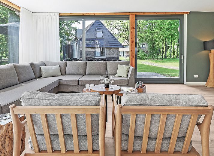 Wijn en glazen op salontafel in PUUR Exloo vakantiehuis in Zuidoost Drenthe.