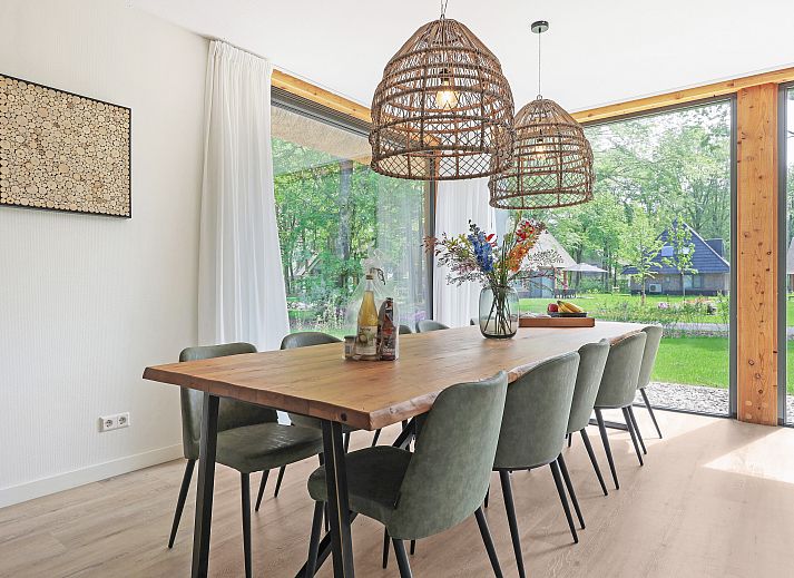 Wijn en glazen op salontafel in PUUR Exloo vakantiehuis in Zuidoost Drenthe.